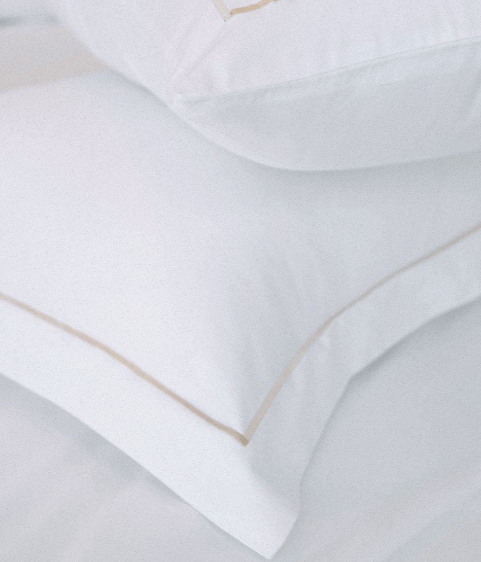 Hotel Line Satino pagalvės užvalkalas Oxford su dekoratyviniu peltakiu Gold / Solid Optical White (optiškai balta), 2 nuotrauka