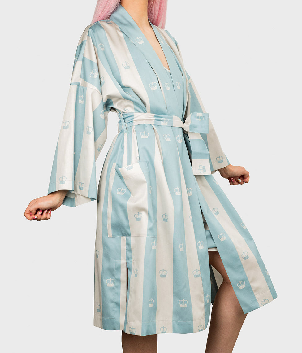 Satino chalatas kimono su maišeliu Slapta Meilė Jūsų Didenybei Blue (balta, melsva), 2 nuotrauka