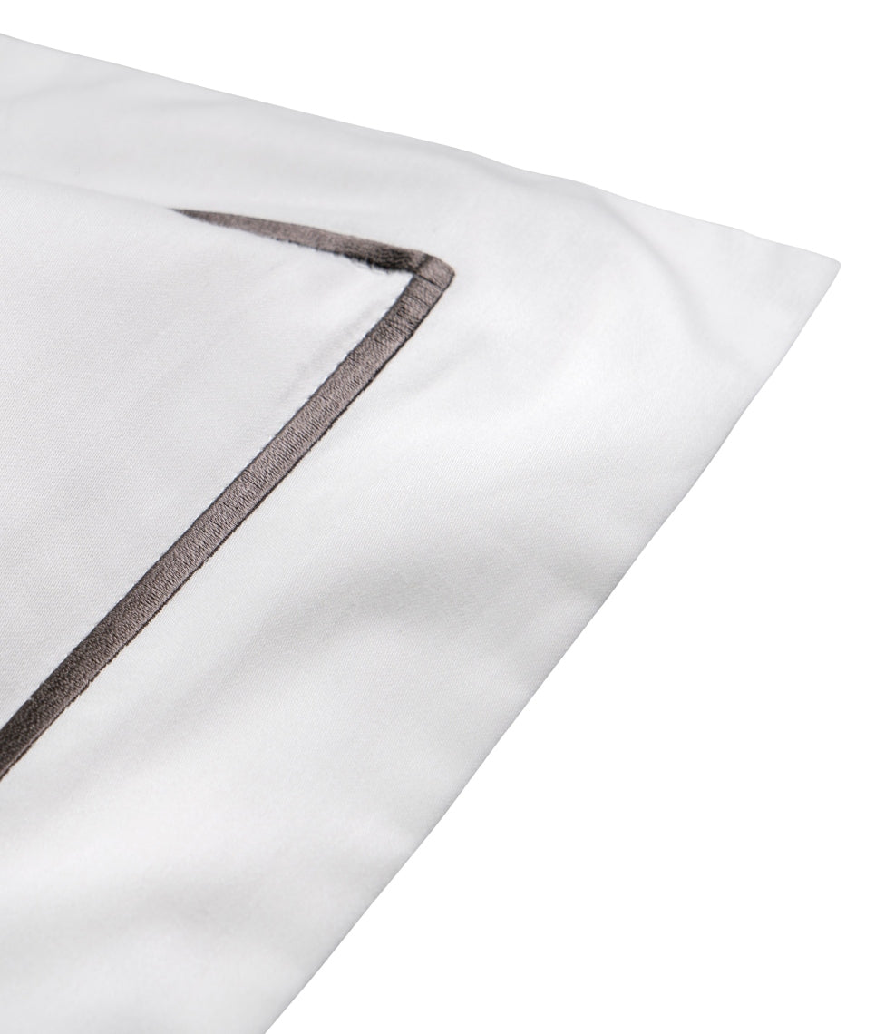 Pagalvės užvalkalas White su Dark Brown siuvinėtu kanteliu (balta), 2 nuotrauka