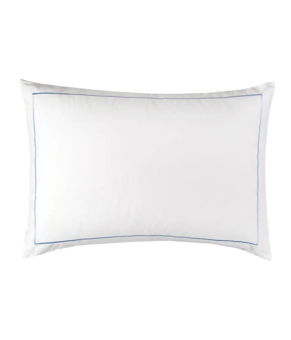 Satino pagalvės užvalkalas Solid White su French Blue siuvinėtu peltakiu (balta)