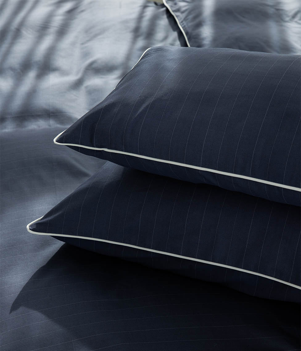 Satino pagalvės užvalkalas su kanteliu Stripe In Line Indigo