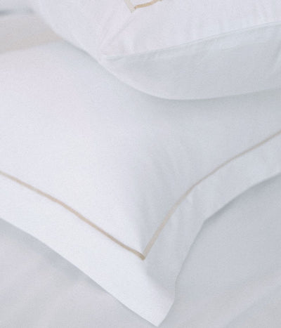 Hotel Line Satino pagalvės užvalkalas Oxford su dekoratyviniu peltakiu Gold / Solid Optical White (optiškai balta), 2 nuotrauka