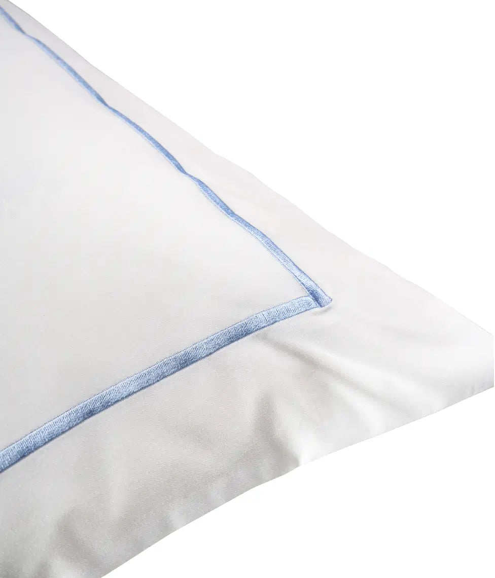 Satino pagalvės užvalkalas Solid White su French Blue siuvinėtu peltakiu (balta), 2 nuotrauka