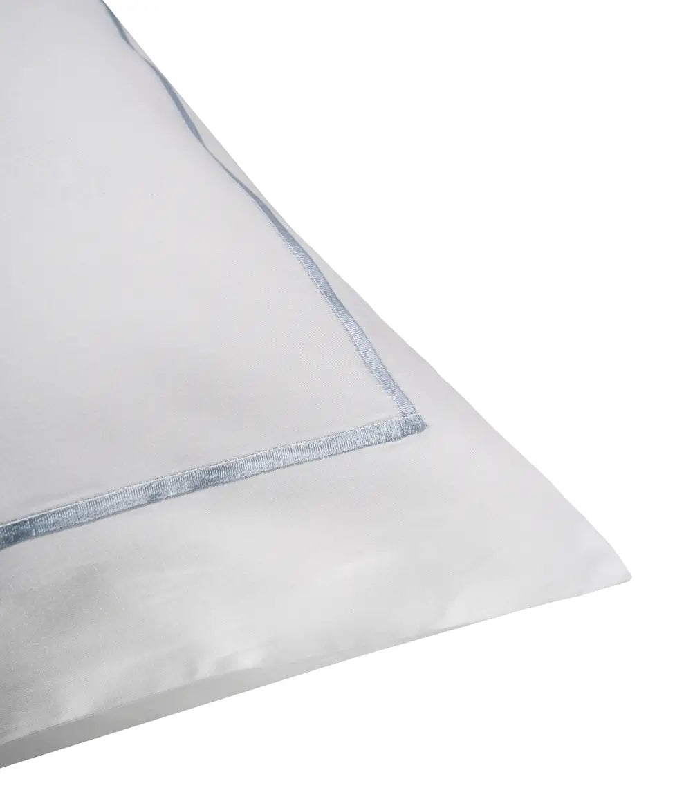 Satino pagalvės užvalkalas Solid White su Light Blue siuvinėtu peltakiu (šviesiai mėlyna), 2 nuotrauka
