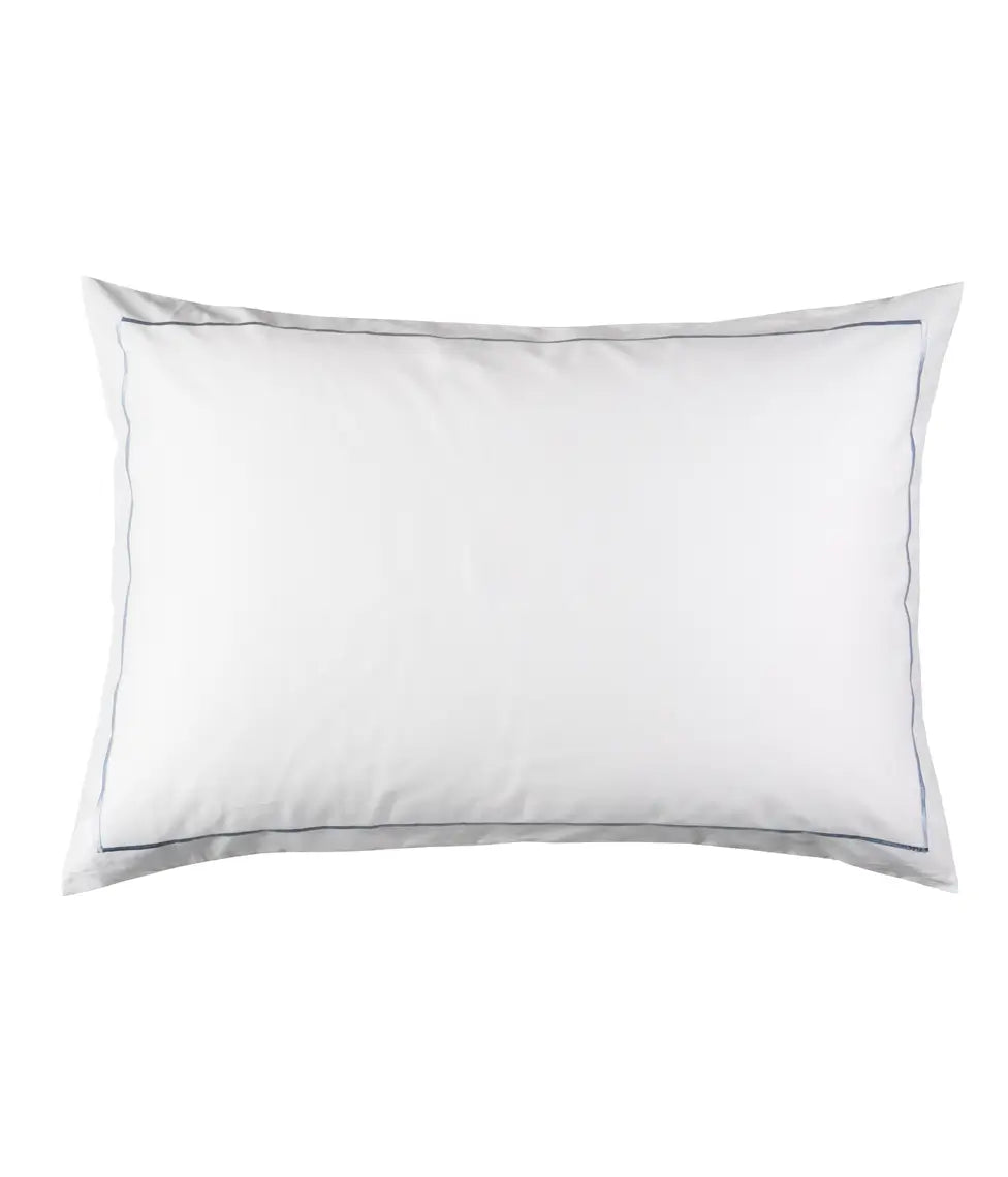 Satino pagalvės užvalkalas Solid White su Light Blue siuvinėtu peltakiu (šviesiai mėlyna)