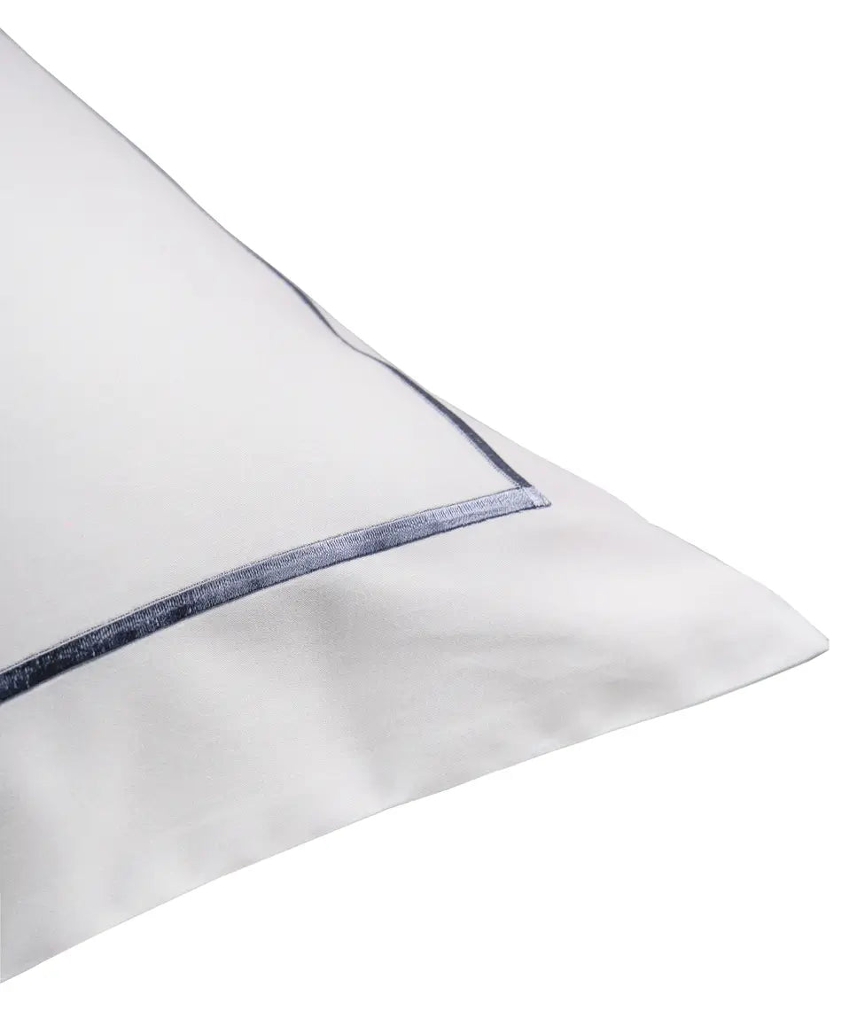Satino pagalvės užvalkalas Solid White su Oxford Blue siuvinėtu peltakiu (mėlyna), 2 nuotrauka