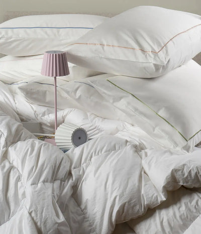 Satino pagalvės užvalkalas Solid White su Light Blue siuvinėtu peltakiu (šviesiai mėlyna), 3 nuotrauka