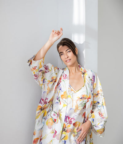 Satino chalatas kimono Rainbow White (balta, marga), 3 nuotrauka